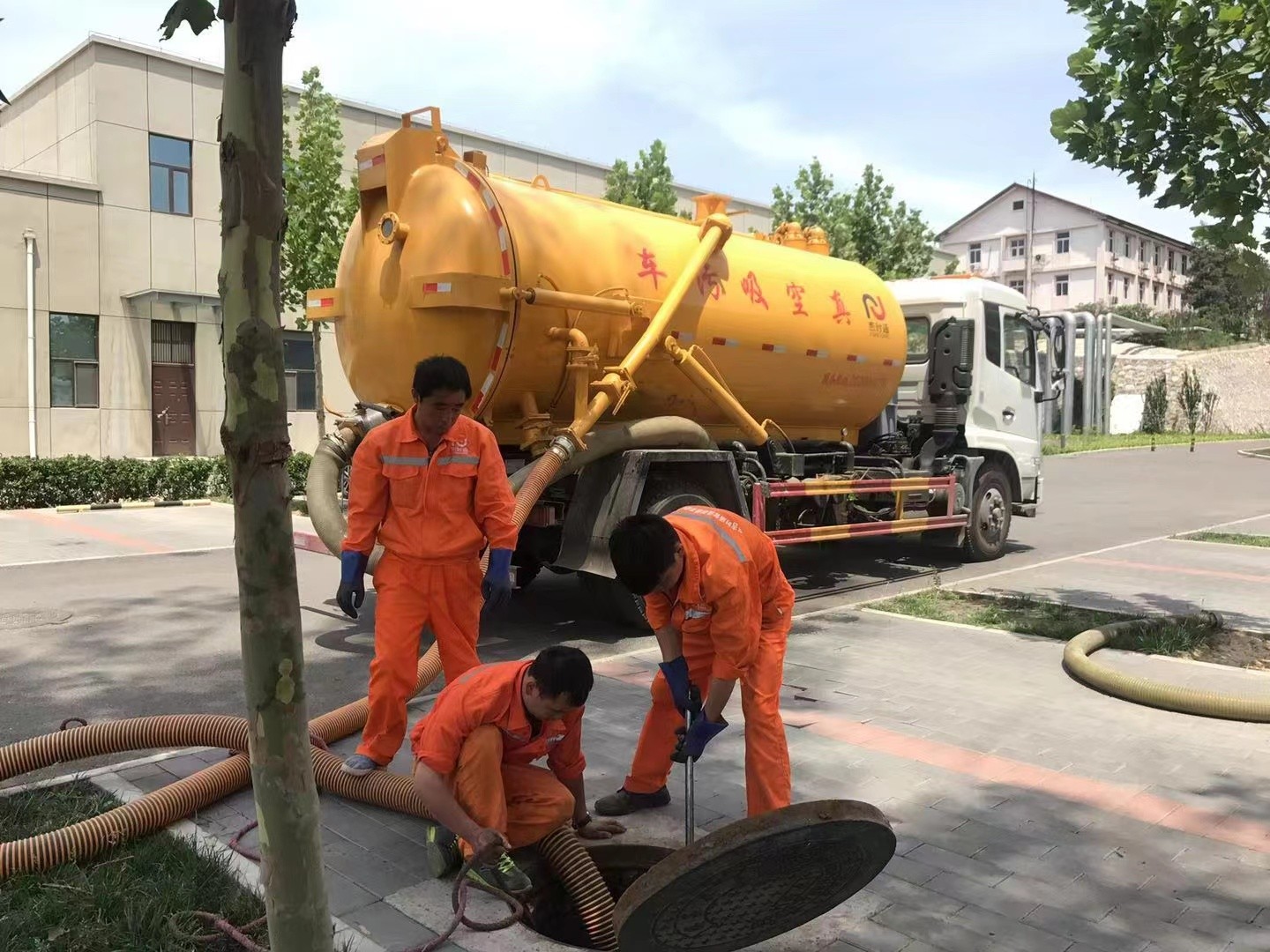 万盛管道疏通车停在窨井附近