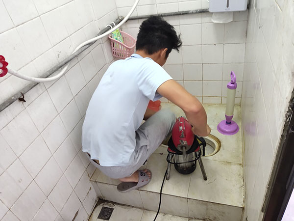 万盛管道堵塞冒臭气 专业师傅现场解决问题
