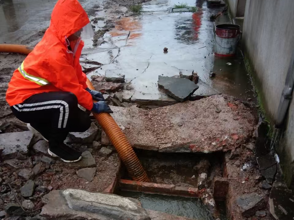 万盛专业清理污水池 炜誉市政以规范流程守护城市 “肠道”