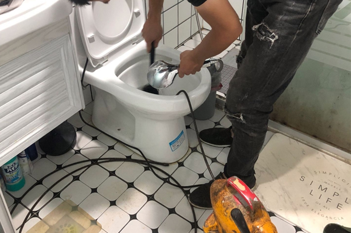 万盛马桶堵塞自己疏通还是找师傅？专业上门服务让你省时更省心